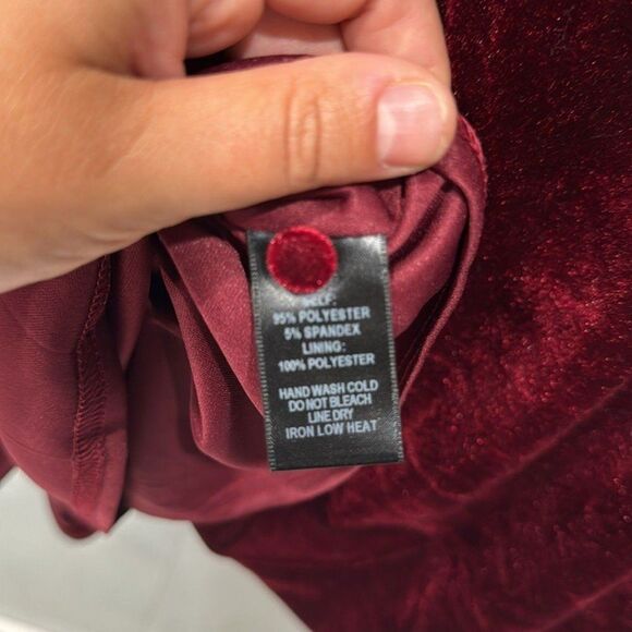 Lulu’s NWT Red Who's Who Burgundy Crocheted Lace Velvet Shift Dress Sz Large - Picture 10 of 10